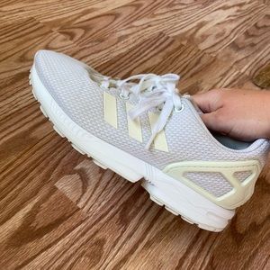 White adidas tennis shoes/athletic shoes